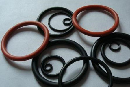氟膠O型圈成型后噴霜現(xiàn)象有哪些危害？影響密封！